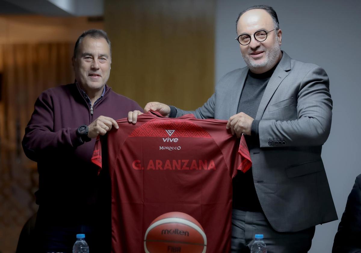 Gustavo Aranzana posa con una camiseta de la selección junto a Mustapha Aourach, presidente de la federación.