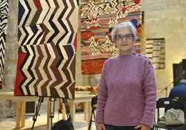 Teresa Lanceta junto a algunas de sus obras en la Capilla del Museo Patio Herreriano.