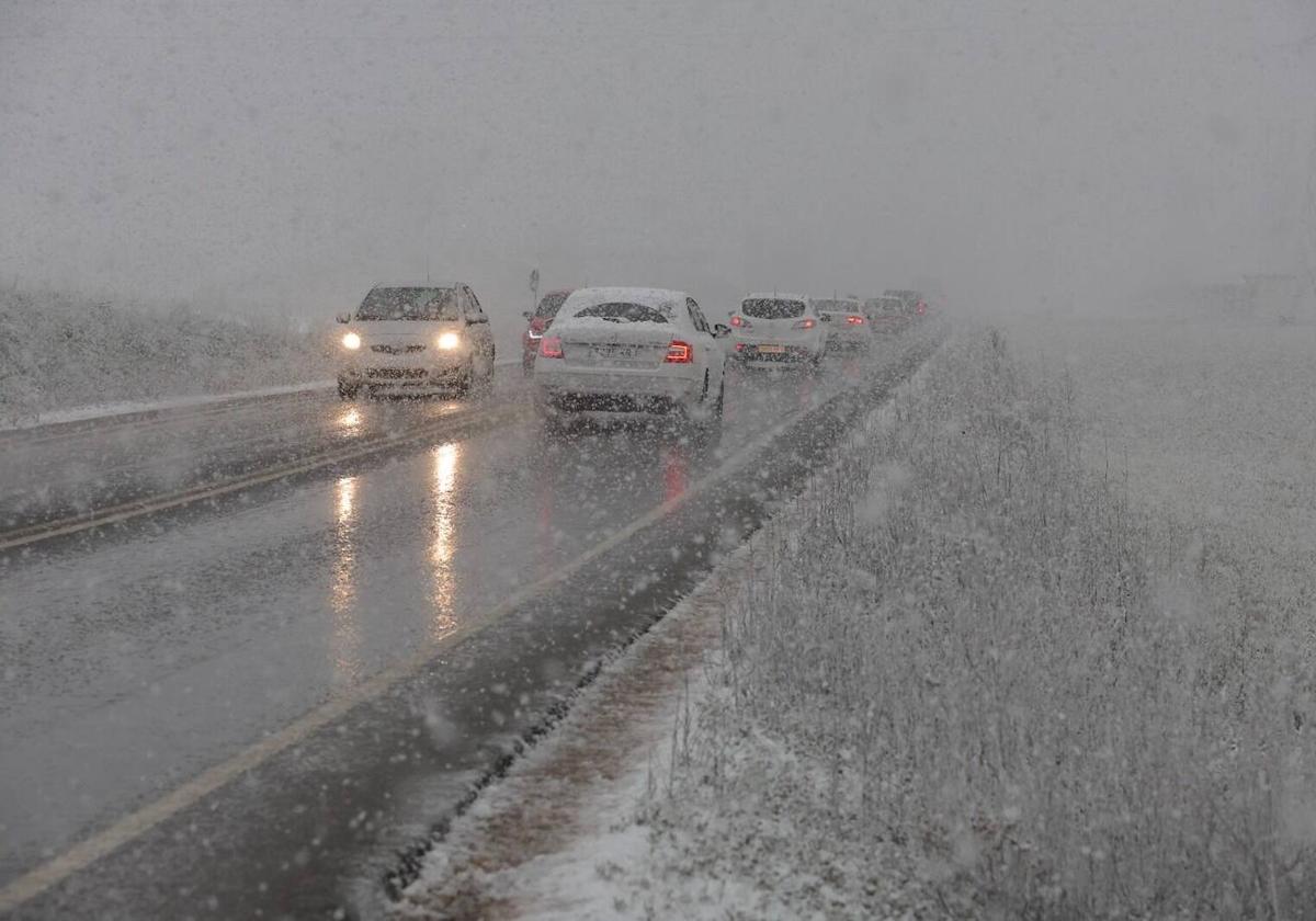 La nieve complica el tráfico en la A-66 con retenciones kilométricas