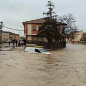 Una furgoneta queda atrapada en una balsa en un Cantimpalos anegado