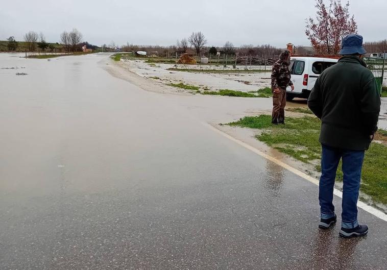 Carretera de acceso a Hontanares de Eresma, este viernes, inundada por la avenida del Eresma.