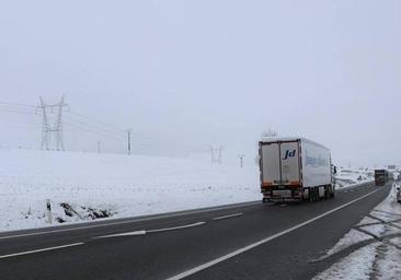 La nieve afecta al tráfico entre Aranda y Lerma obliga a embolsar 160 camiones