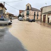 La lluvia provoca una riada por el centro de Valverde del Majano