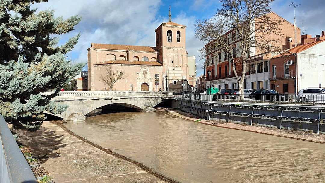 El río Zapardiel a su paso por Medina del Campo.