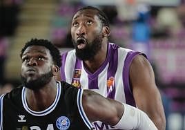 Kabasele, que volvió a jugar once meses después, pugna con Barro por ganar la posición en un rebote.