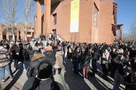 Aspirantes al MIR esperan a la apetura de puertas en el aulario de la UVA.