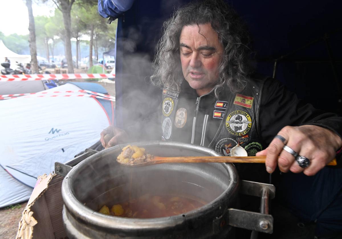 Carlos prepara un guiso caliente para combatir el frío en Motauros.