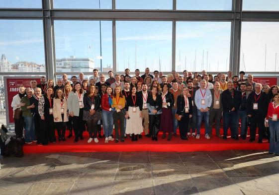 Foto de familia de la delegación del PSOE de Castilla y León en La Coruña.