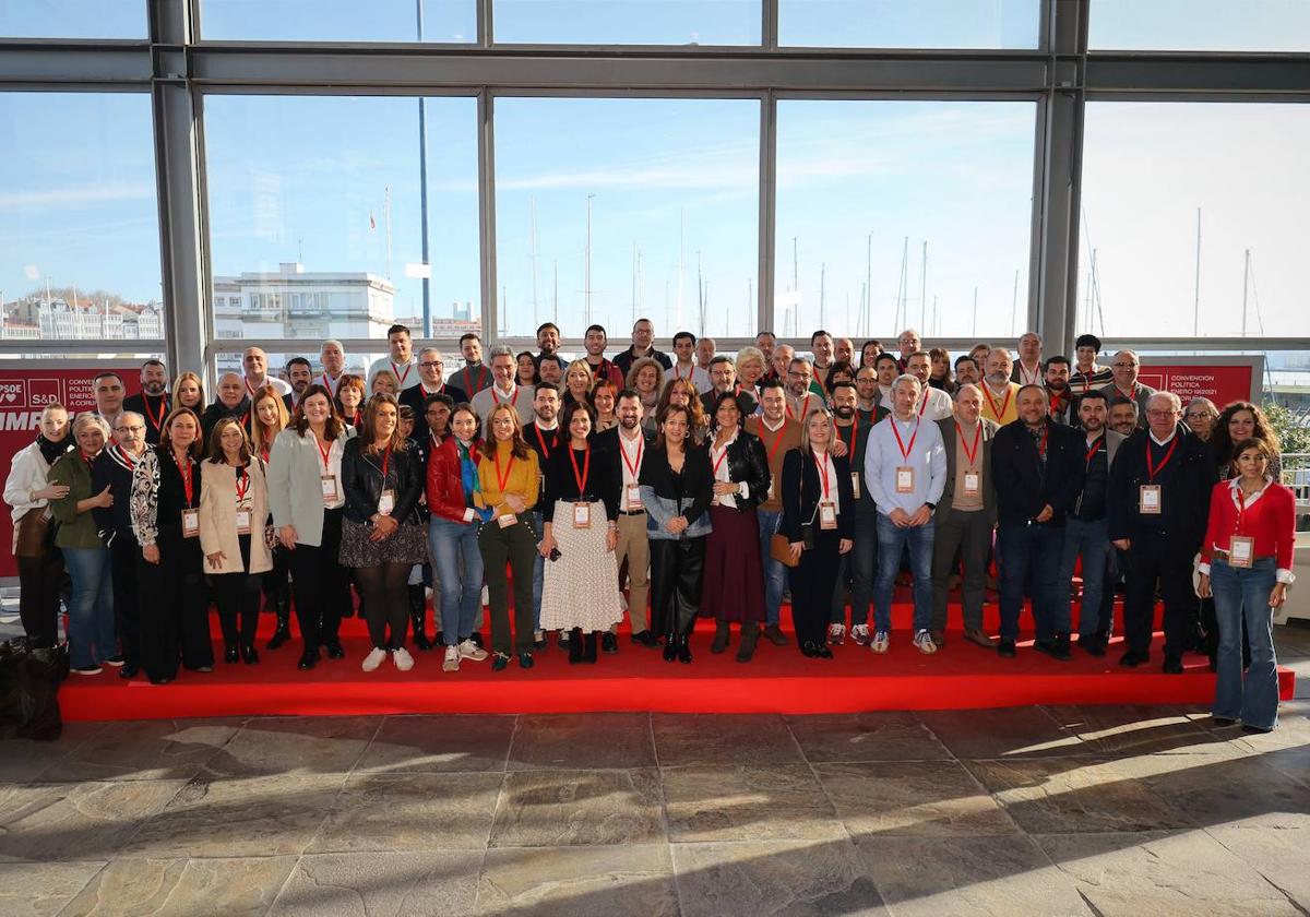 Foto de familia de la delegación del PSOE de Castilla y León en La Coruña.