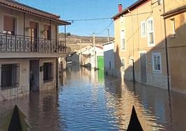 Calles anegadas en Rábano tras desbordarse el Duratón.