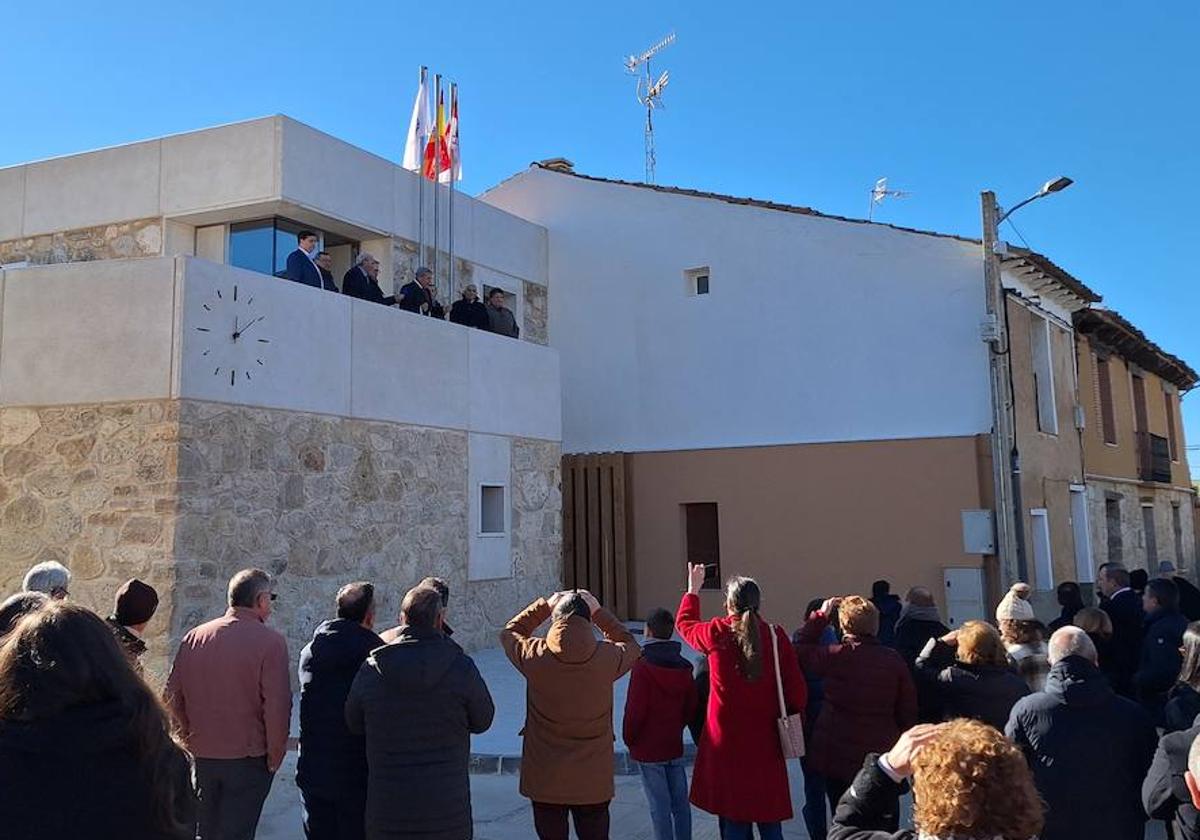 La inauguración congregó a numerosos vecinos.