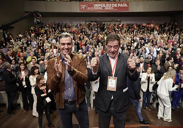 El presidente del Gobierno y líder del PSOE, Pedro Sánchez (i) acompañado por el candidato socialista a la presidencia de la Xunta de Galicia, José Ramón Gómez Besteiro, ayer en La Coruña.