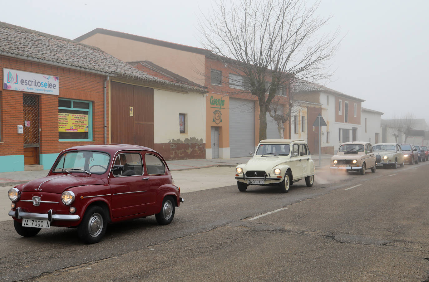 Concentración de coches clásicos en Paredes de Nava