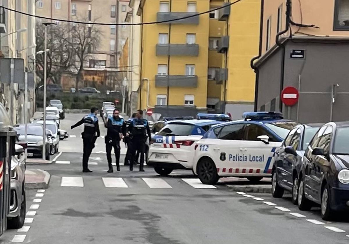 Intervención de la Policía Local en la calle París para detener a los dos presuntos autores de los robos.