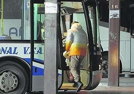 Un joven se sube a un autobús en la Estación de Palencia, que tiene sus instalaciones recién remodeladas.