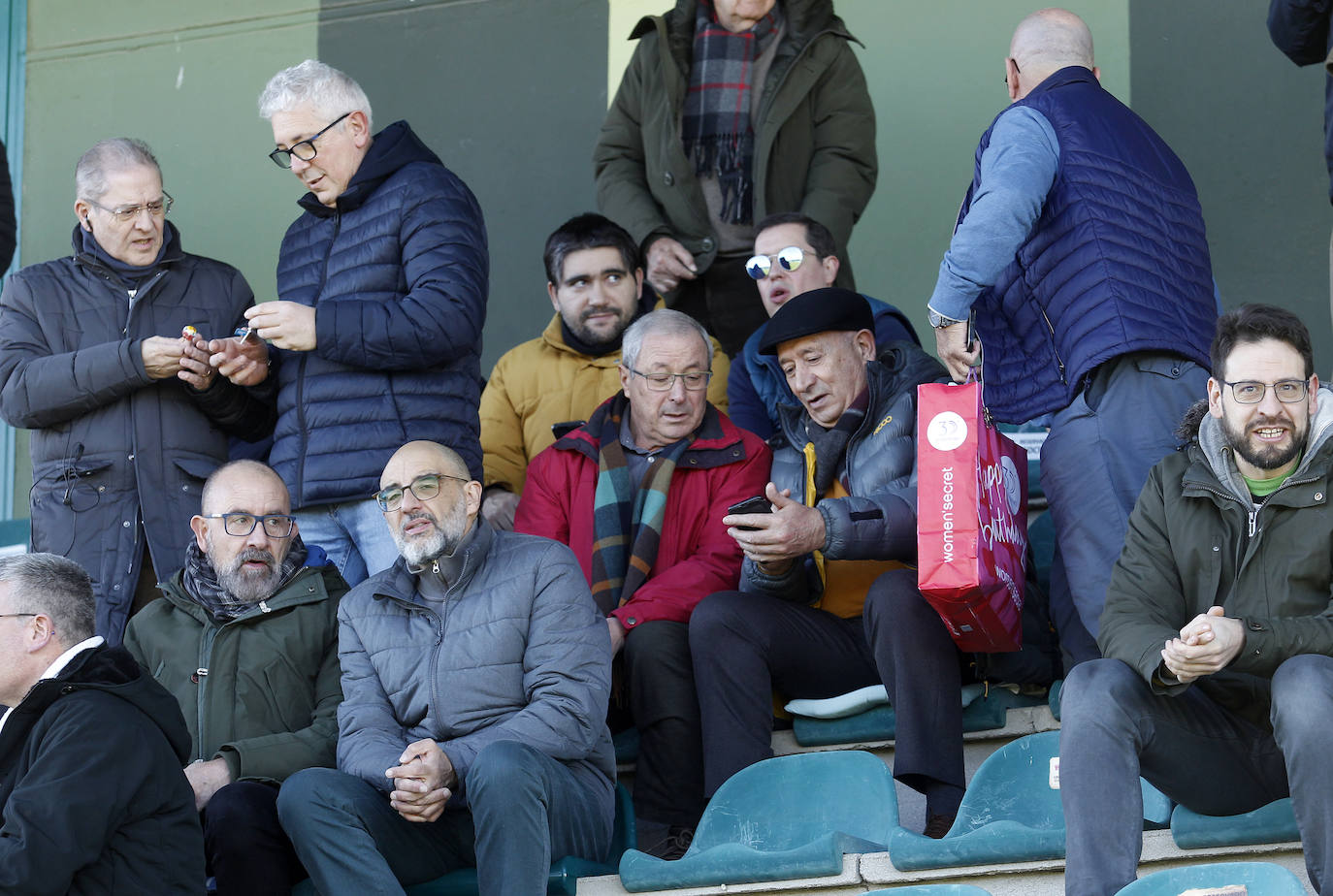 Búscate en las gradas de La Albuera durante el Segoviana - Navalcarnero