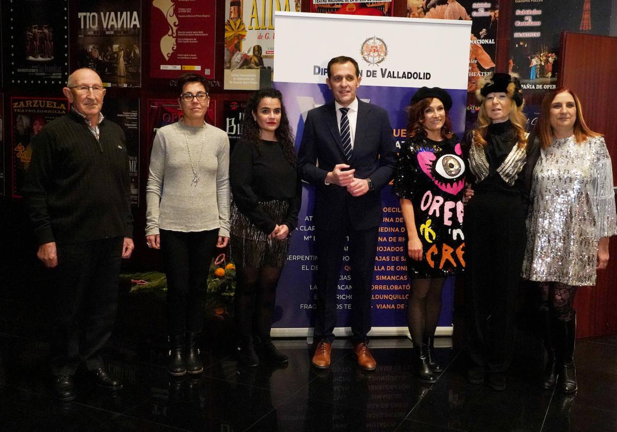 El presidente de la Diputación, Conrado Íscar, con los premiados en la Muestra de Teatro.