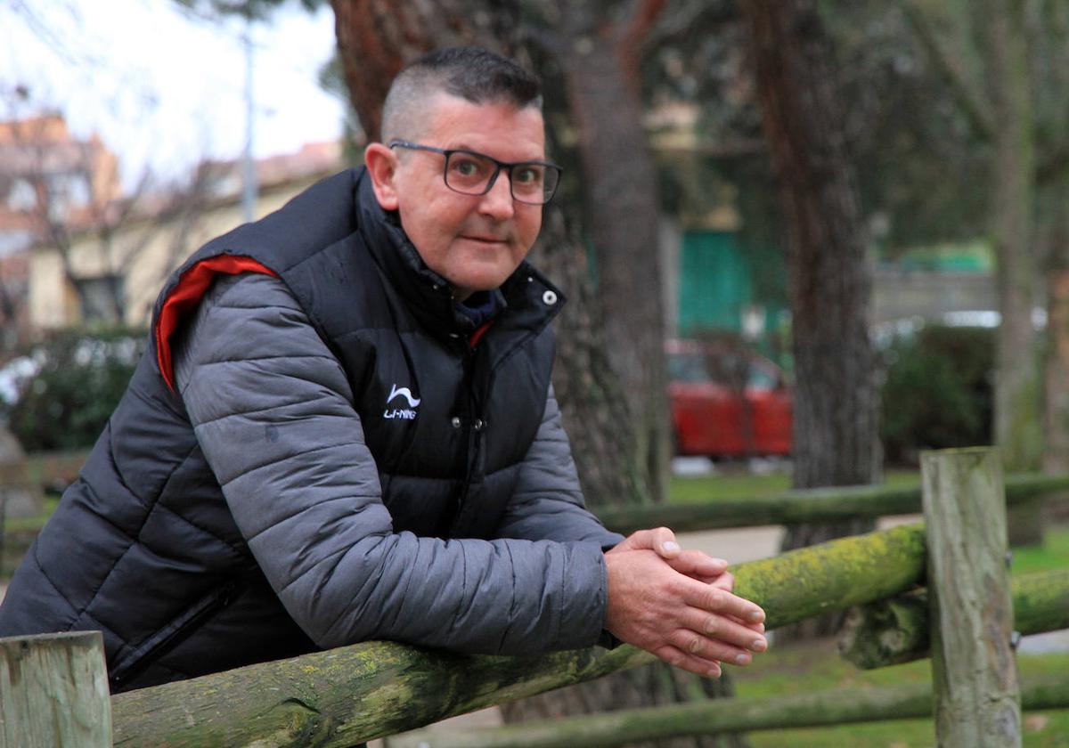 Licinio, portugués afincado en Segovia, posa en un parque de la capital segoviana.