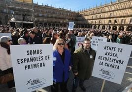 Los asistentes a la manifestación portan pancartas reivindicativas para pedir mejoras en las conexiones ferroviarias.