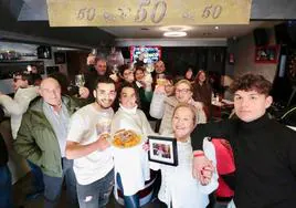 La familia Encinas Vázquez celebrando con sus clientes el 50 aniversario del Zúrich.