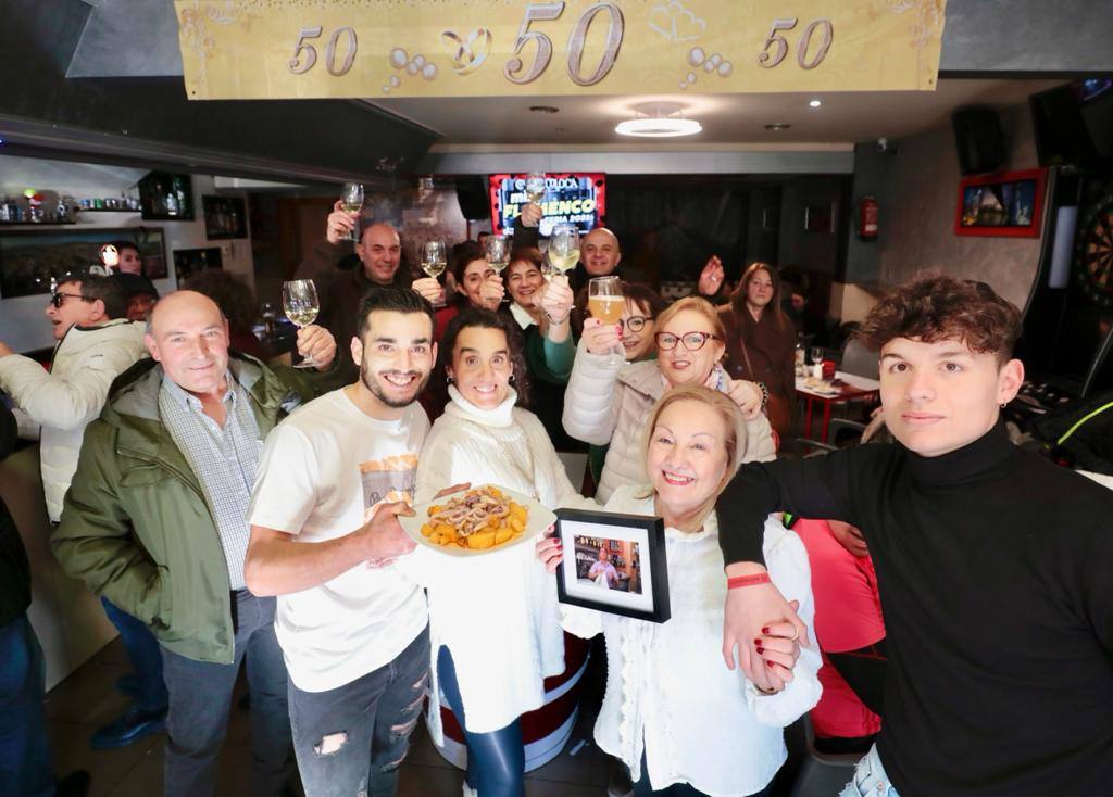 La familia Encinas Vázquez celebrando con sus clientes el 50 aniversario del Zúrich.