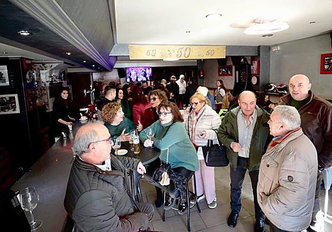Fueron muchos los clientes que celebraron el medio siglo de historia del Zúrich