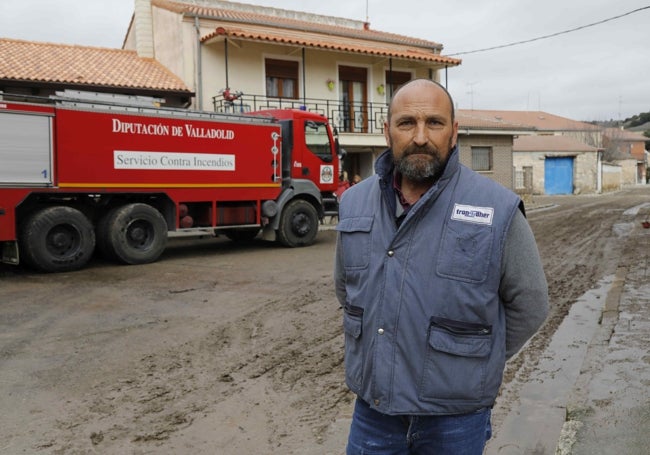 Quinciano González, uno de los tractoristas que colaboró durante la riada sellando las puertas de las casas con tierra para que no entrase el agua desbordada.