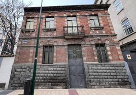 Fachada del edificio, hoy conocido como 'El brocal', en el recinto del colegio de Nuestra Señora de Lourdes.