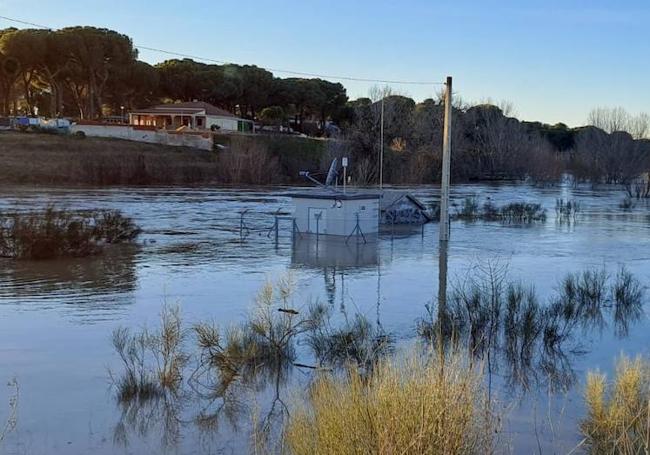 El Adaja cubre su aforador a su paso por Valdestillas.