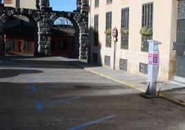 Plazas de aparcamiento reservadas para el juzgado de la calle Fernán García, vacías durante una mañana.