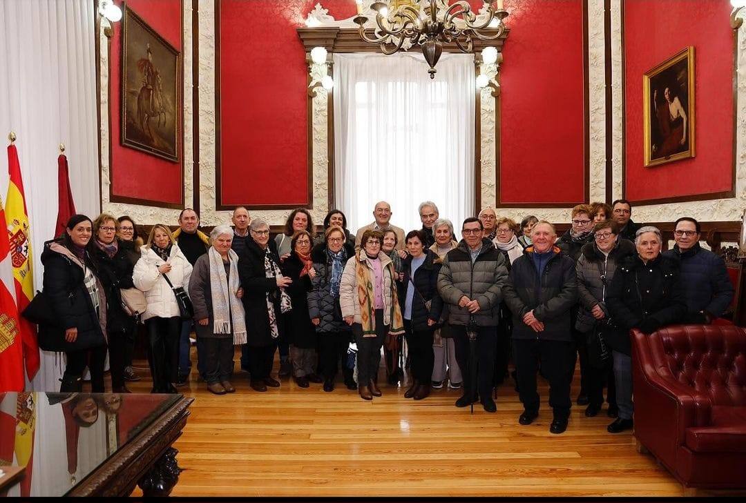 Los vecinos de Castrodeza visitan las dependencias del Ayuntamiento