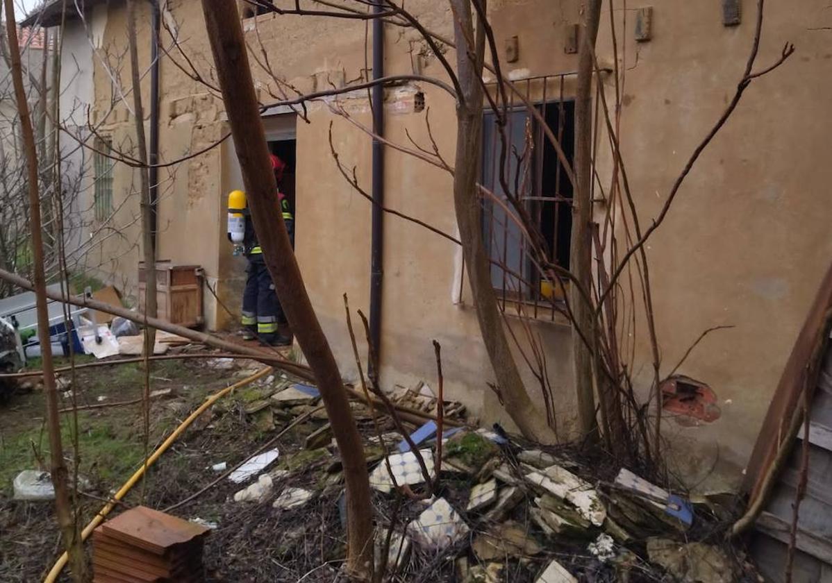 Exterior de la vivienda en la que se declaró el incendio.