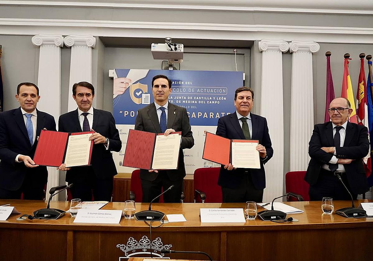 Firma del protocolo para ampliar el polígono Escaparate de Medina del Campo, este lunes.