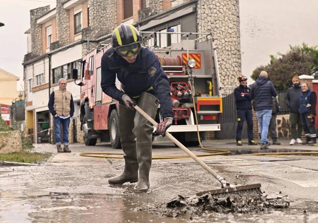 Limpieza de las calles en Viana tras el desbordamiento dle Cega.