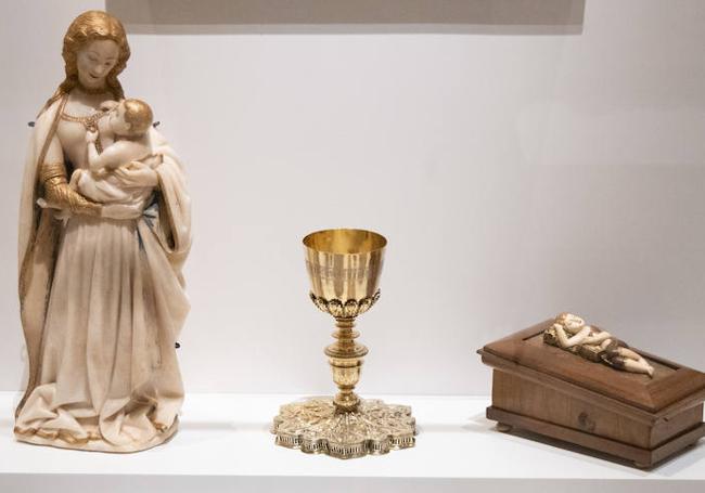 Virgen de Leche en alabastro, cáliz y caja de madera y marfil con el Niño Jesús dormido.