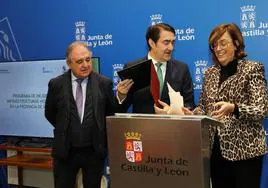 El consejero Suárez-Quiñones, observado por el delegado de la Junta, firma el convenio con la presidenta de la Diputación.