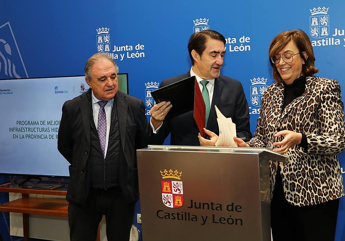 El consejero Suárez-Quiñones, observado por el delegado de la Junta, firma el convenio con la presidenta de la Diputación.