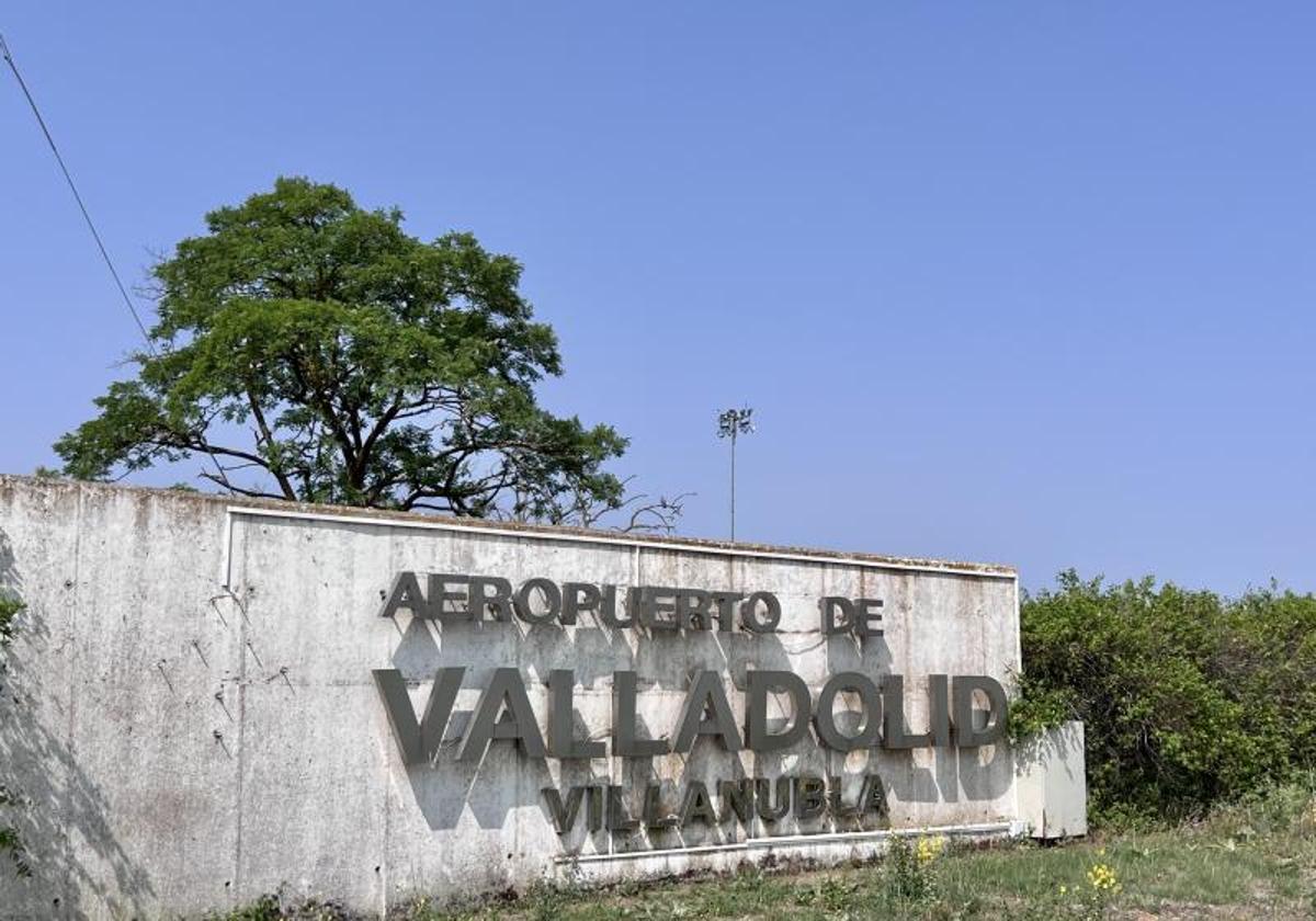 Acceso al aeropuerto de Villanubla, en una imagen de archivo.