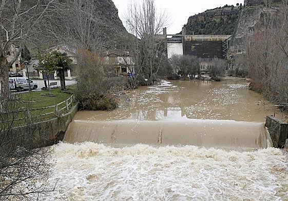 El embalse de Burgomillodo, con las compuertas abiertas para el vertido de agua, este martes.