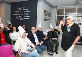 Chema San Segundo, a la derecha, interactúa con el público en la tertulia del Ateneo.