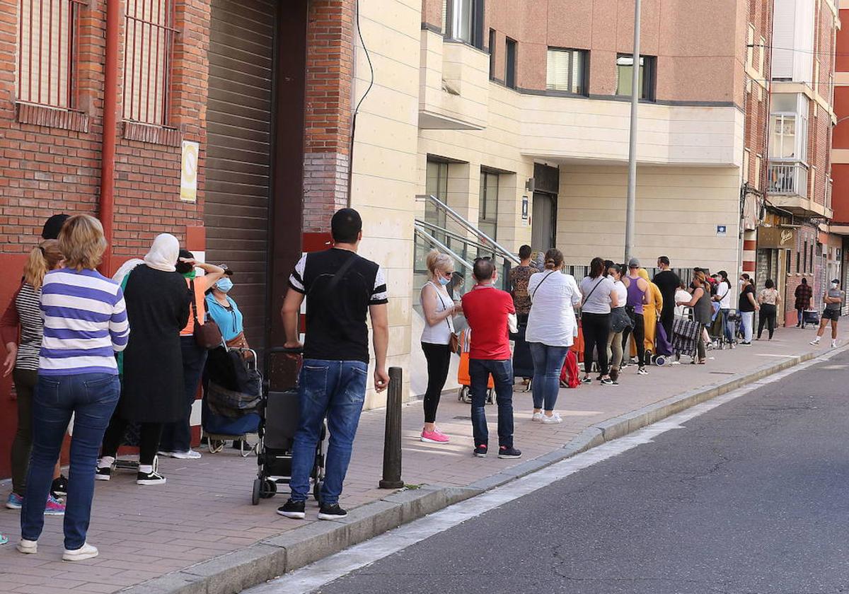 Colas en la sede de Cruz Roja durante la pandemia de la covid para recibir víveres.