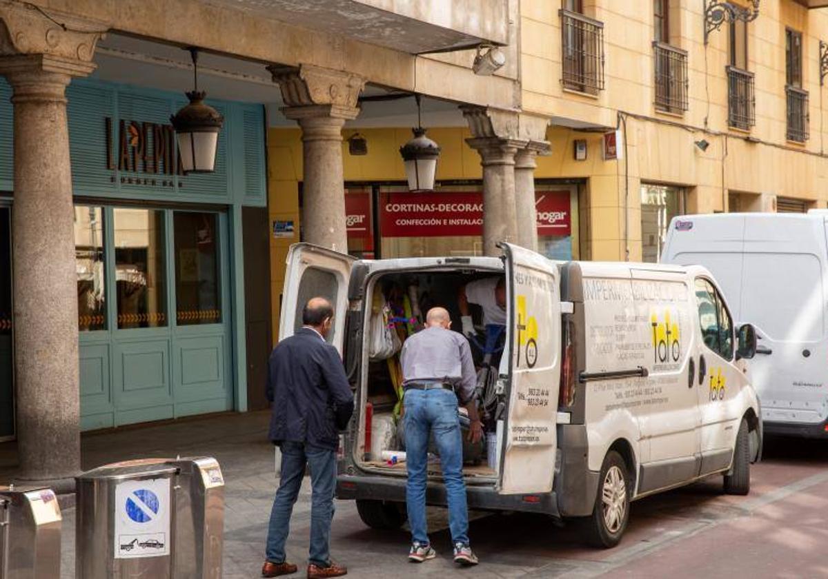 Imagen de archivo de repartidores descargando bebidas en Valladolid.