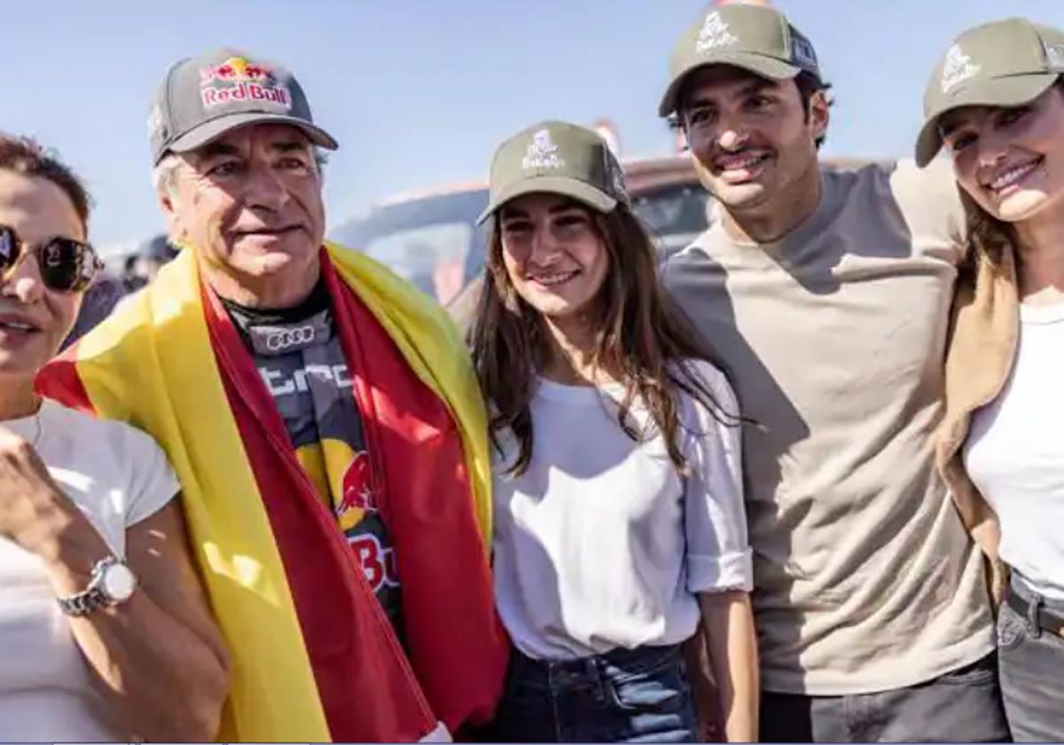 Carlos Sainz y Rebecca Donaldson celebran el triunfo de Sainz padre en el Rally Dakar.