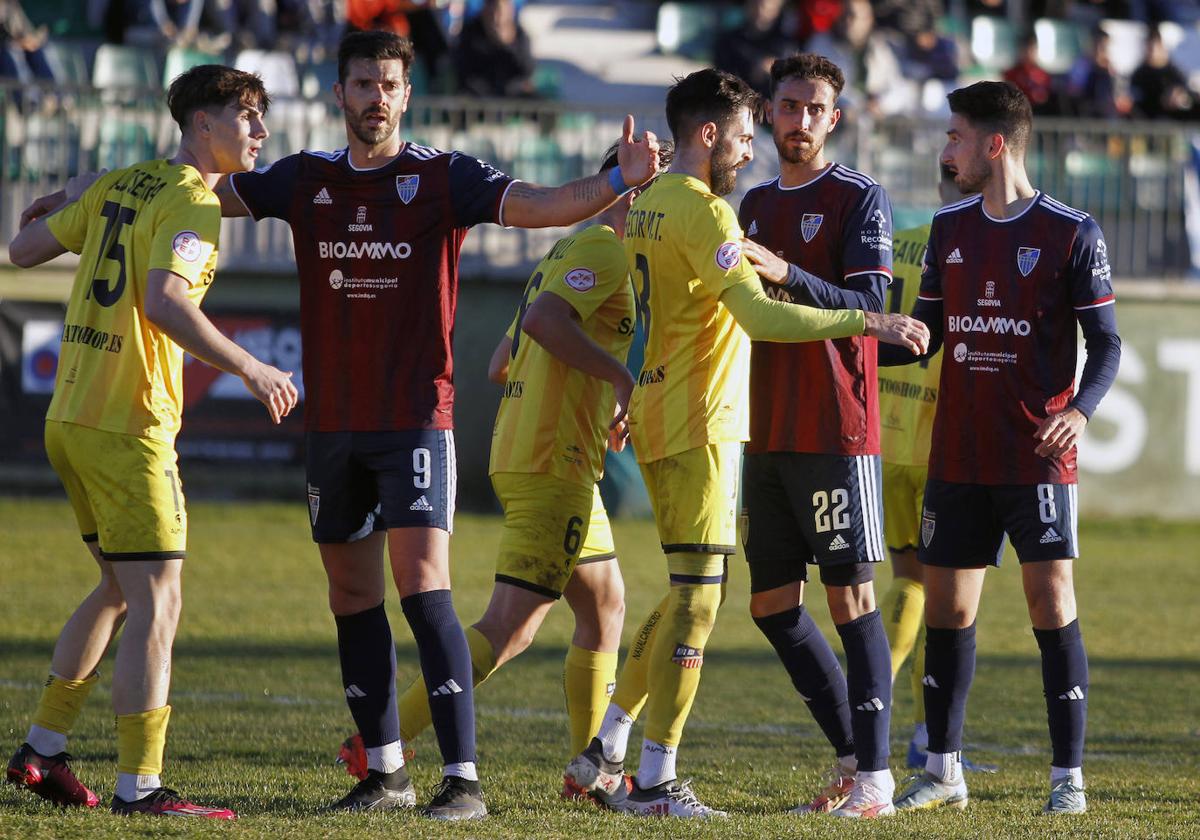 Dani Segovia, Juan de la Mata y Hugo Díaz se preparan para intentar rematar un saque de esquina.