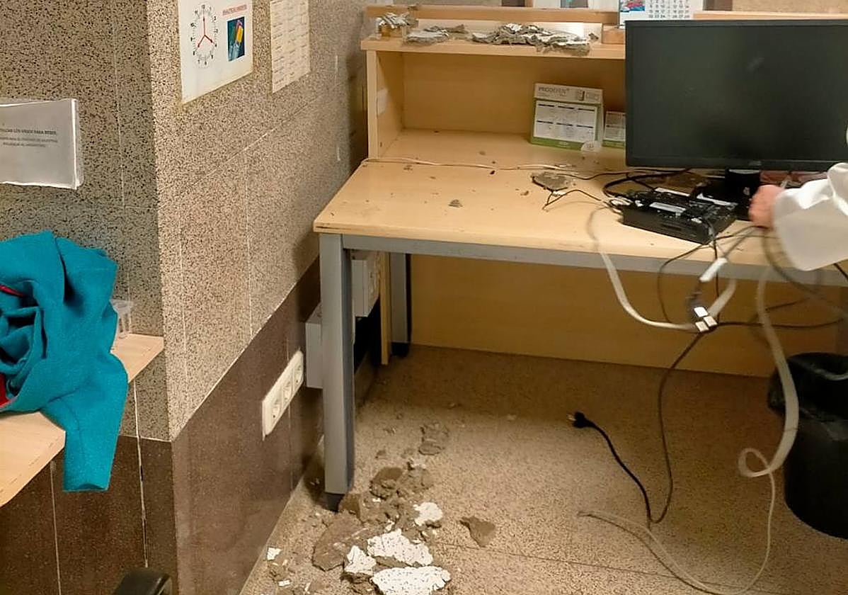 Trozos de la loseta en el suelo y sobre la mesa.