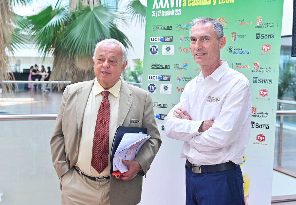 Gonzalo Santonja, consejero de Cultura, Turismo y Deporte, junto a Lale Cubino en la presentación de la Vuelta de 2023.