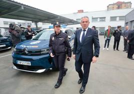 El delegado del Gobierno, Nicanor Sen, durante la presentación de la flota.