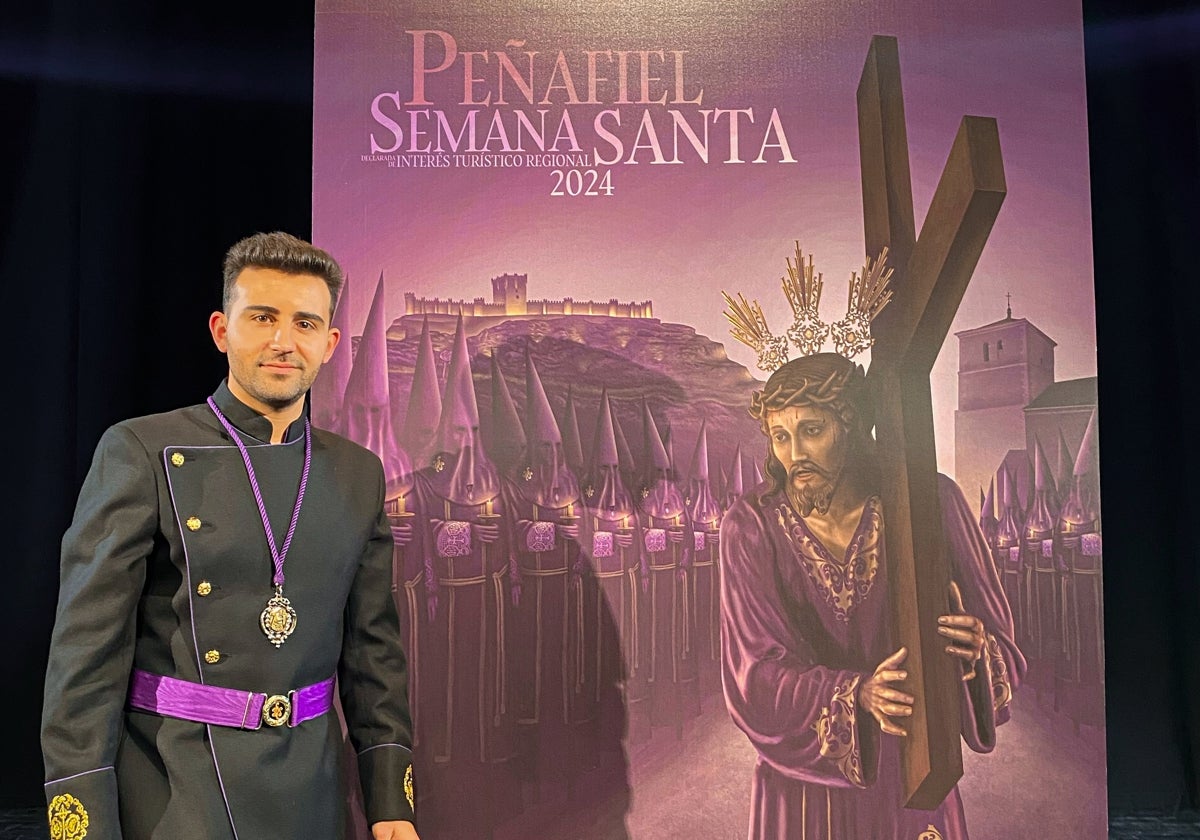 Rubén Santos junto al diseño del cartel de la Semana Santa 2024 en Peñafiel.