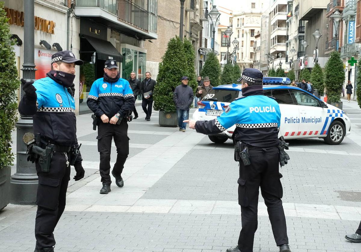 La Policía Municipal, en la calle Santiago en una imagen de archivo.