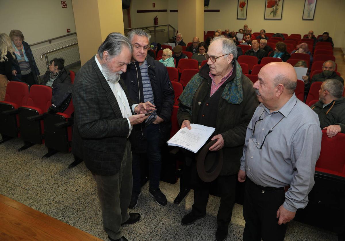 El presidente de la asociación, Luis Javier Amor, segundo por la izquierda, y el secretario, José Ignacio Rioseras, con otros socios en la reunión.